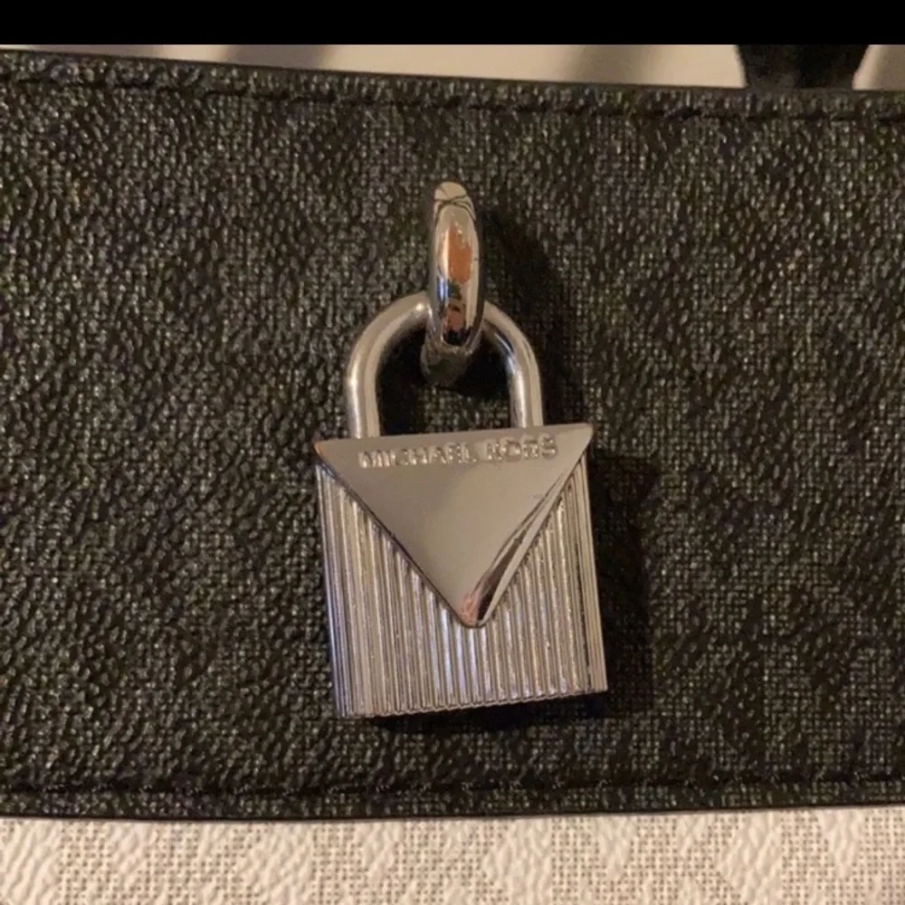 Michael Kors purse - Picture 10 of 10